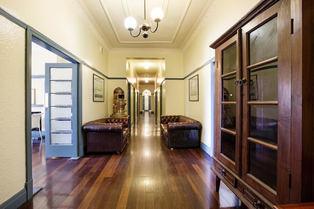 Captain Stirling Hotel Perth Room photo